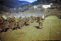 Soldati della 10a nell'area di sosta in località "Al Ghiro" a Monsagrati - Lucca vicino a Villa Colli.