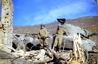 Un carro armato Sherman distrutto da una mina tedesca in località Corona